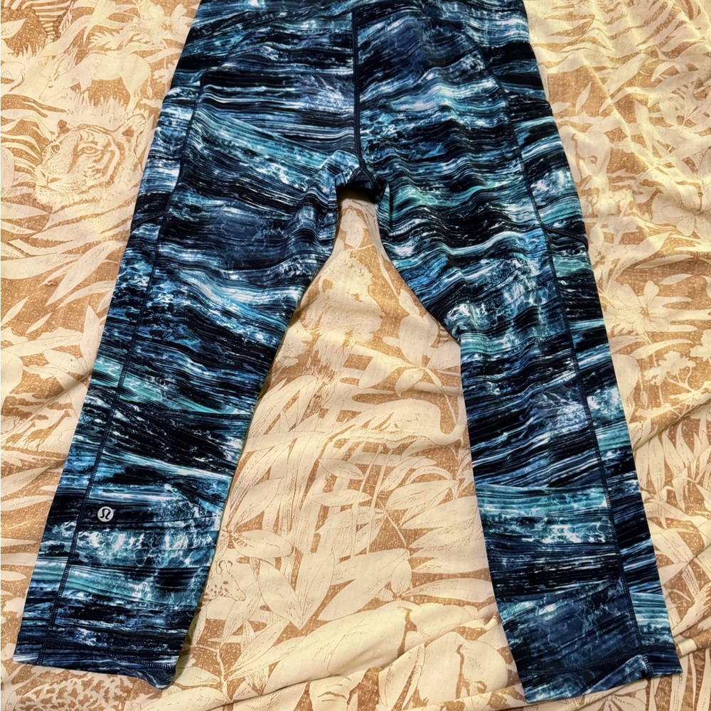 Lululemon capri cropped athletic pants. Sz10 blue color excellent condition